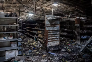 A Carrefour Market destroyed in Martinique in a very poor state: fires, products on the floor 