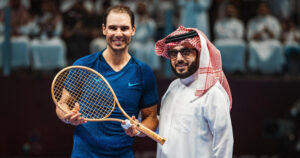 Rafa Nadal junto Urki Al-Sheikh, con la raqueta de oro