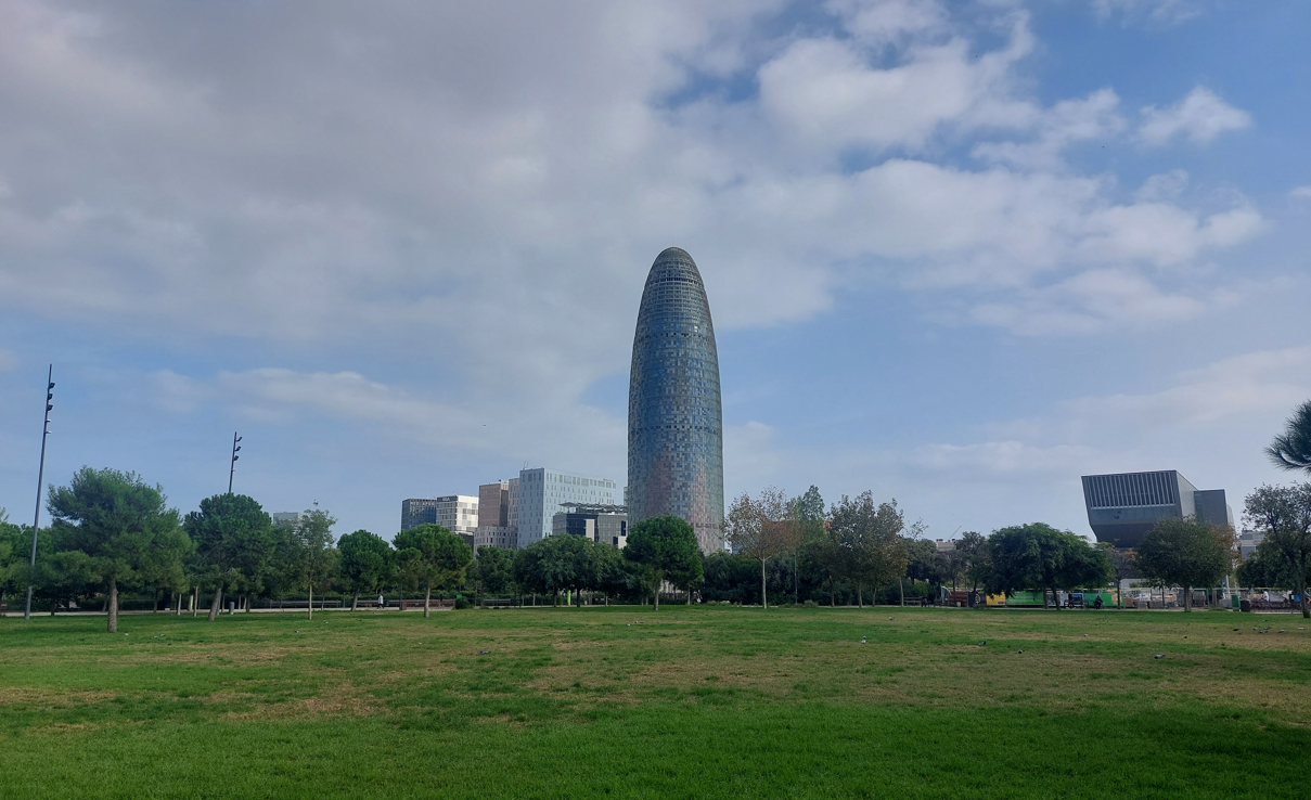 The landscape of the Parque de les Glorias with the Torre Agbar in the background