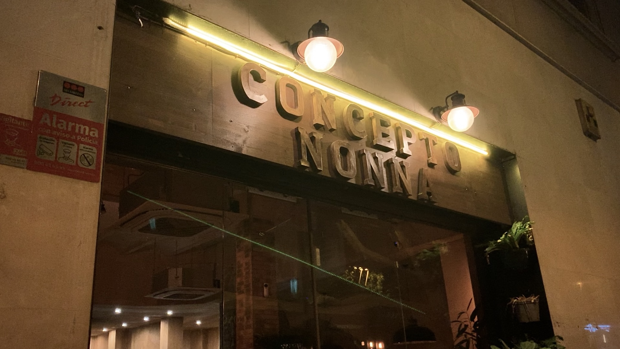 Wooden sign on the door of the Concepto nonna restaurant