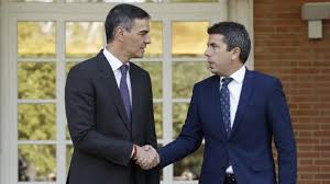 Pedro Sanchez and Carlos Mazón shaking hands