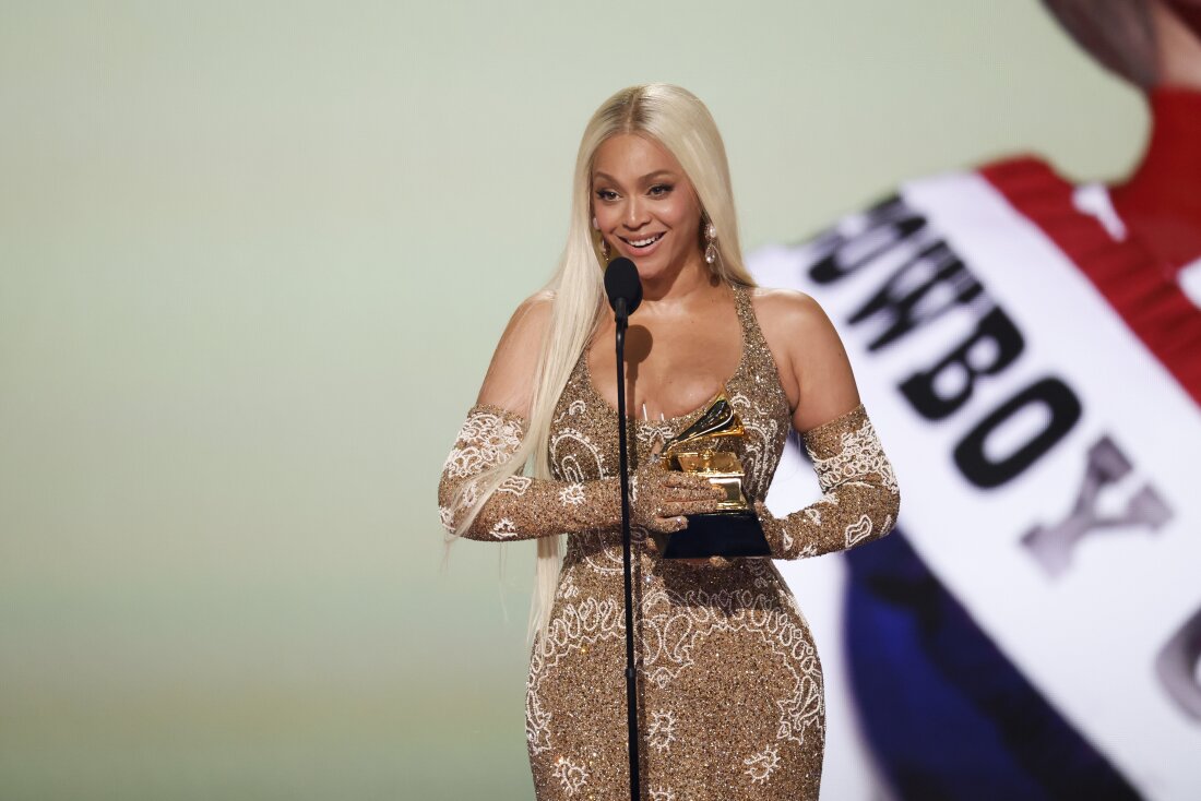 Beyoncé holding her award while speeching